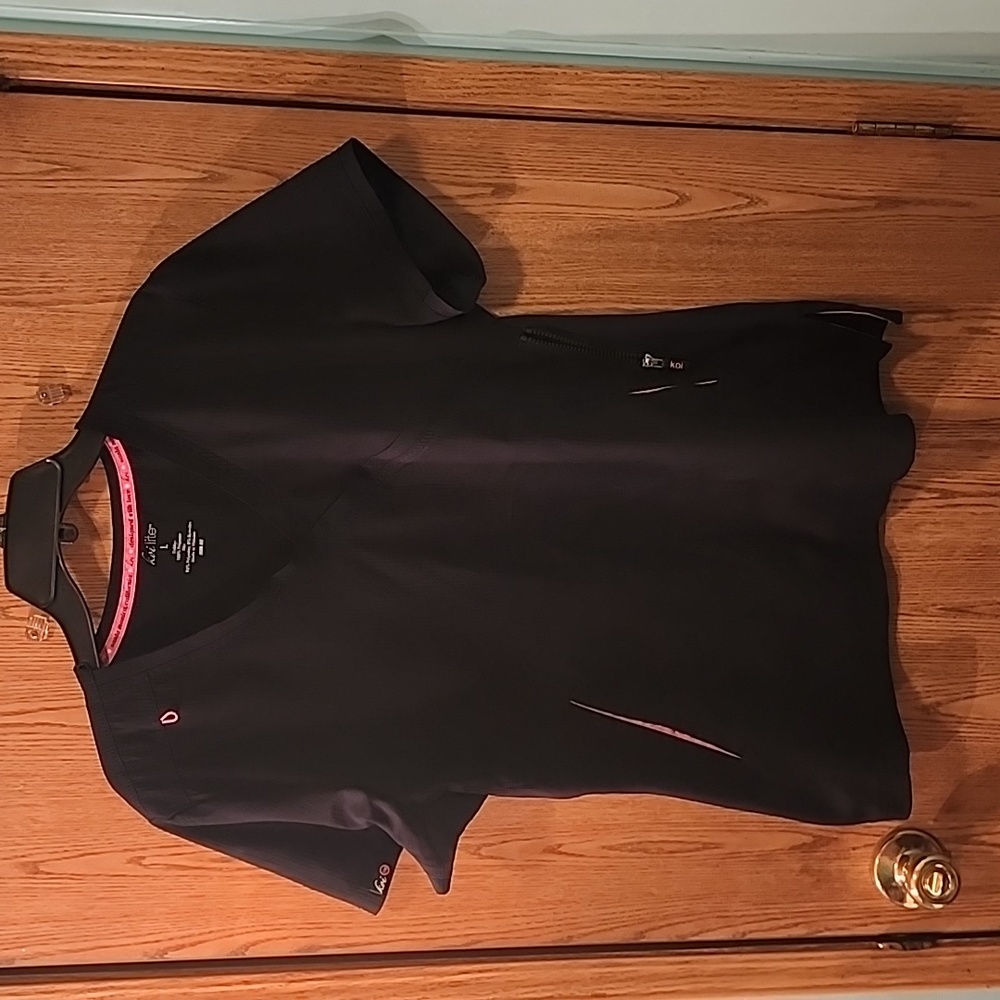 Koi lite large scrub top